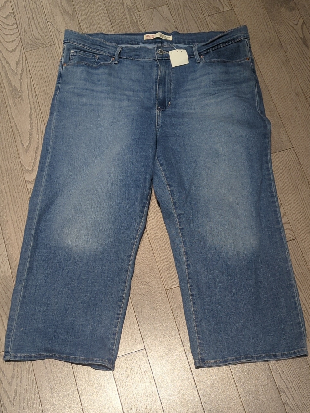 Women's Signature by Levi Strauss Relaxed Blue Denim Capri Jeans - Size 18 NWT